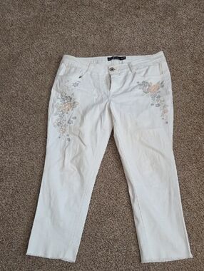 one 5 one White Cropped Pants with Pastel Floral Embroidery